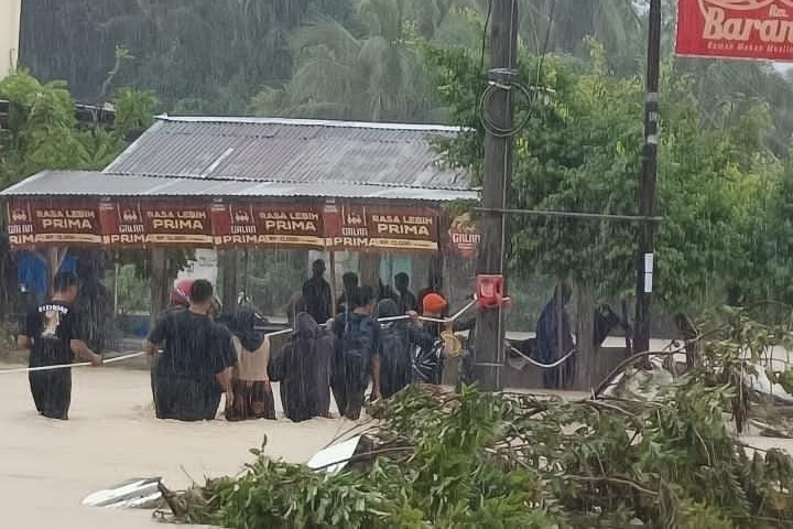 Warga memadati minimarket di Tapteng dan menjarah kebutuhan pokok pasca banjir