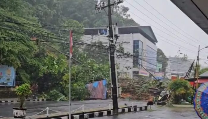 Banjir dan Longsor di Tapteng Putuskan Jaringan Telepon, Warga di Perantauan Panik Tak Bisa Hubungi Keluarga