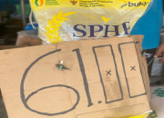 Pedagang menjual beras SPHP di Pasar Simpang Limun, Medan Amplas, Sumatera Utara.