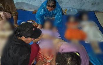 Suasana rumah duka di Dusun Mardame, tempat seorang ibu dan tiga anaknya menjadi korban banjir dan tanah longsor di Tapanuli Tengah