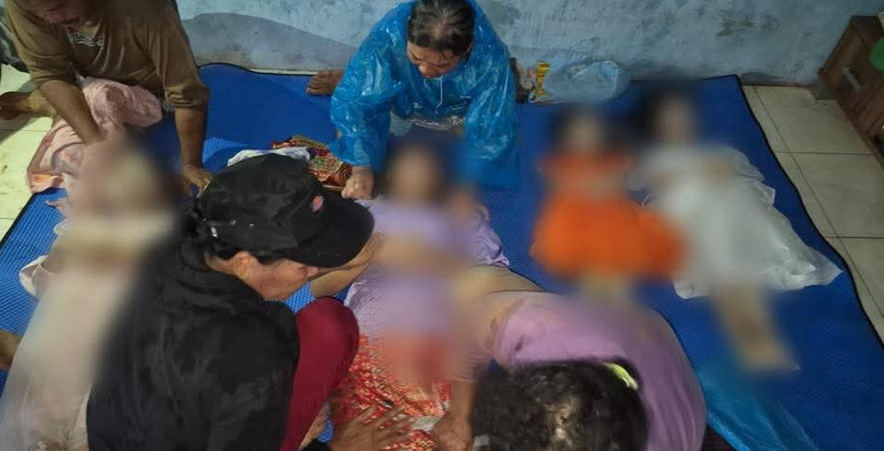 Suasana rumah duka di Dusun Mardame, tempat seorang ibu dan tiga anaknya menjadi korban banjir dan tanah longsor di Tapanuli Tengah