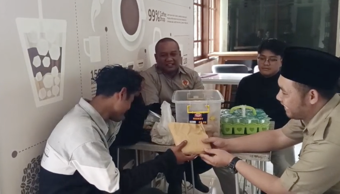 Risol yang Menyimpan Mimpi: Perjuangan Januari Yusuf Ibrahim Mahasiswa Garut Berjualan Demi Wisuda