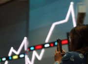 IHSG Berhasil Bertahan di Zona Hijau: Saham Konsumer Jadi Penopang, Sektor Kesehatan Tertekan