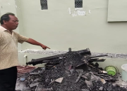 Security Komplek Halomoan Panjaitan menunjukkan sisa puing kebakaran di rumah Hakim Khamozaro Waruwu di Komplek Taman Harapan Indah, Medan Selayang, pada 5 November 2025