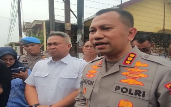 Kapolrestabes Medan Jean Calvijn Simanjuntak memeriksa puing rumah Hakim Khamozaro Waruwu yang terbakar di Komplek Taman Harapan Indah, Medan Selayang, Sumatera Utara, pada 5 November 2025.