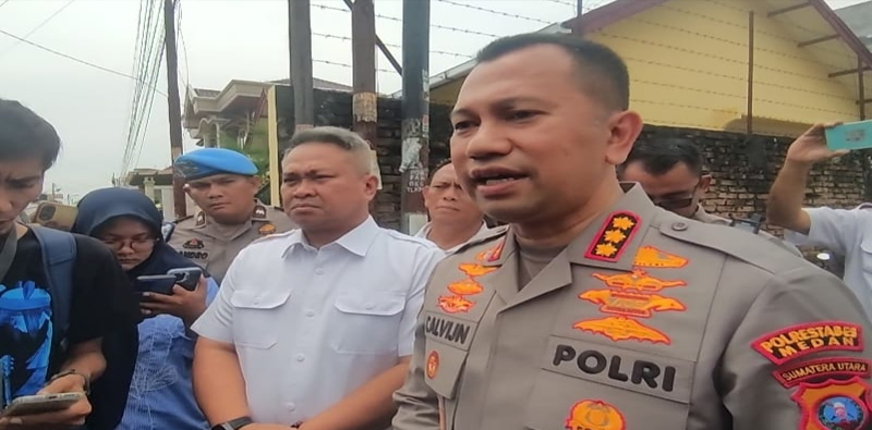 Kapolrestabes Medan Jean Calvijn Simanjuntak memeriksa puing rumah Hakim Khamozaro Waruwu yang terbakar di Komplek Taman Harapan Indah, Medan Selayang, Sumatera Utara, pada 5 November 2025.