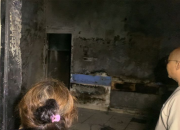 Kamar utama rumah Hakim PN Medan Khamozaro Waruwu hangus terbakar di Komplek Taman Harapan Indah, Medan Selayang, Sumatera Utara, pasca insiden kebakaran 5 November 2025.