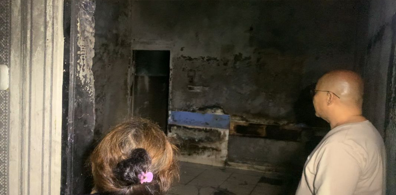 Kamar utama rumah Hakim PN Medan Khamozaro Waruwu hangus terbakar di Komplek Taman Harapan Indah, Medan Selayang, Sumatera Utara, pasca insiden kebakaran 5 November 2025.