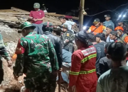 Petugas BPBD dan tim SAR melakukan pencarian korban Longsor Cibeunying di Kecamatan Majenang, Cilacap, pada malam hari dengan medan yang penuh material tanah dan kayu.