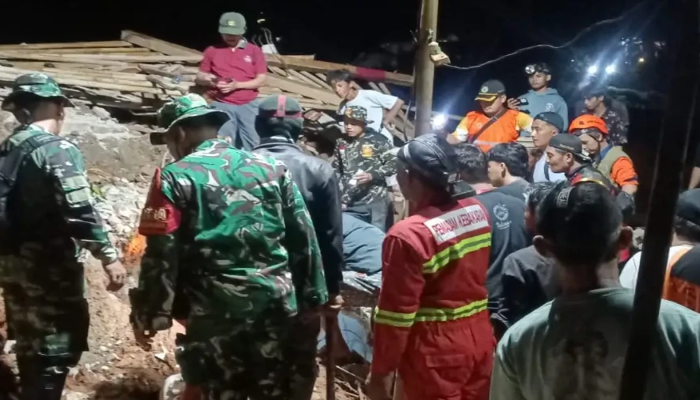 Detik-Detik Longsor Cibeunying: Tanah Meluncur dari Bukit, Belasan Rumah Lenyap Seketika