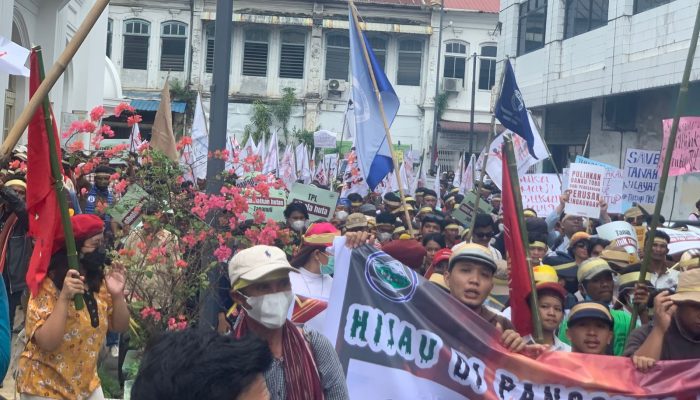 Kantor Bobby Nasution Digeruduk Ribuan Massa, Desakan ‘Tutup PT TPL’ Menggema di Kota Medan