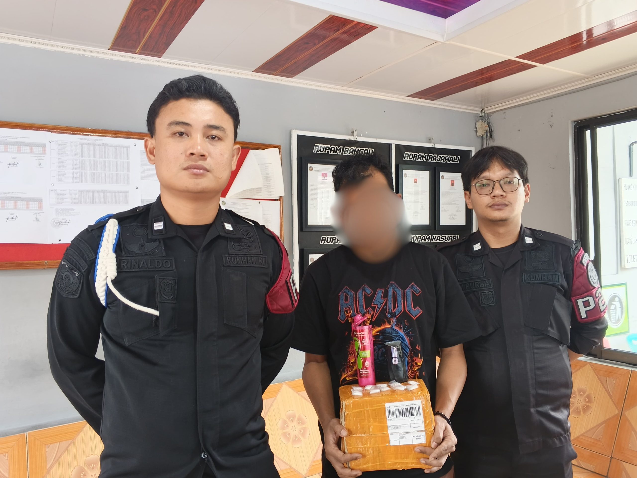 paket JNE berisi sabu