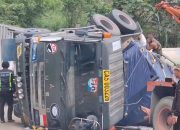Truk Bermuatan 35 Ton Pupuk Terguling di Jalinsum Padangsidimpuan, Lalu Lintas Lumpuh 12 Jam