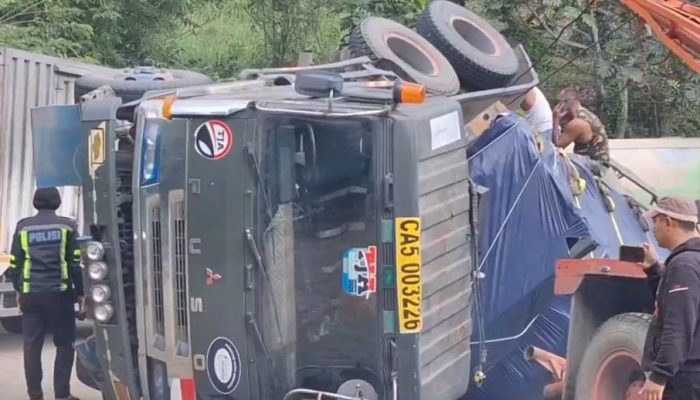 Truk Bermuatan 35 Ton Pupuk Terguling di Jalinsum Padangsidimpuan, Lalu Lintas Lumpuh 12 Jam