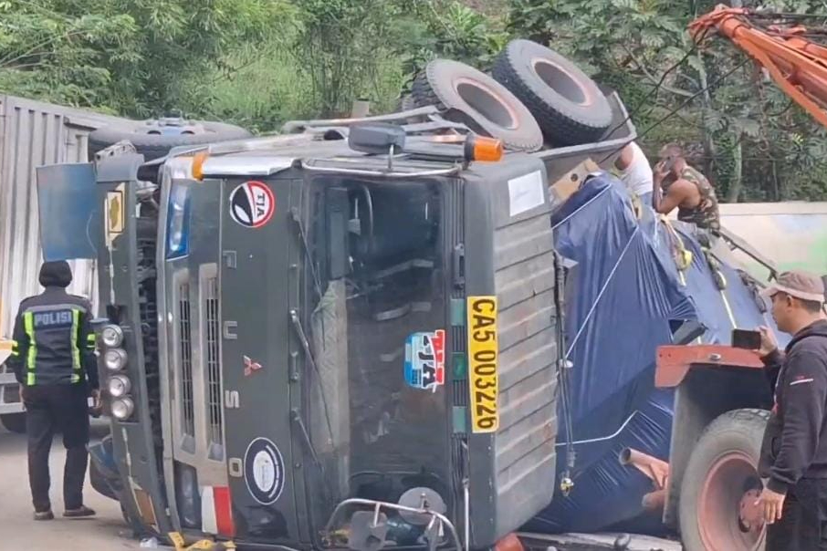 truk terguling di jalinsum
