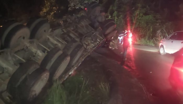 Truk Bermuatan 35 Ton Pupuk Belum Bisa Dievakuasi, Jalinsum Padangsidempuan Masih Macet Panjang