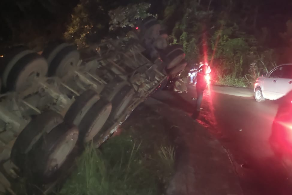 Truk pupuk terguling di Jalinsum Padangsidempuan