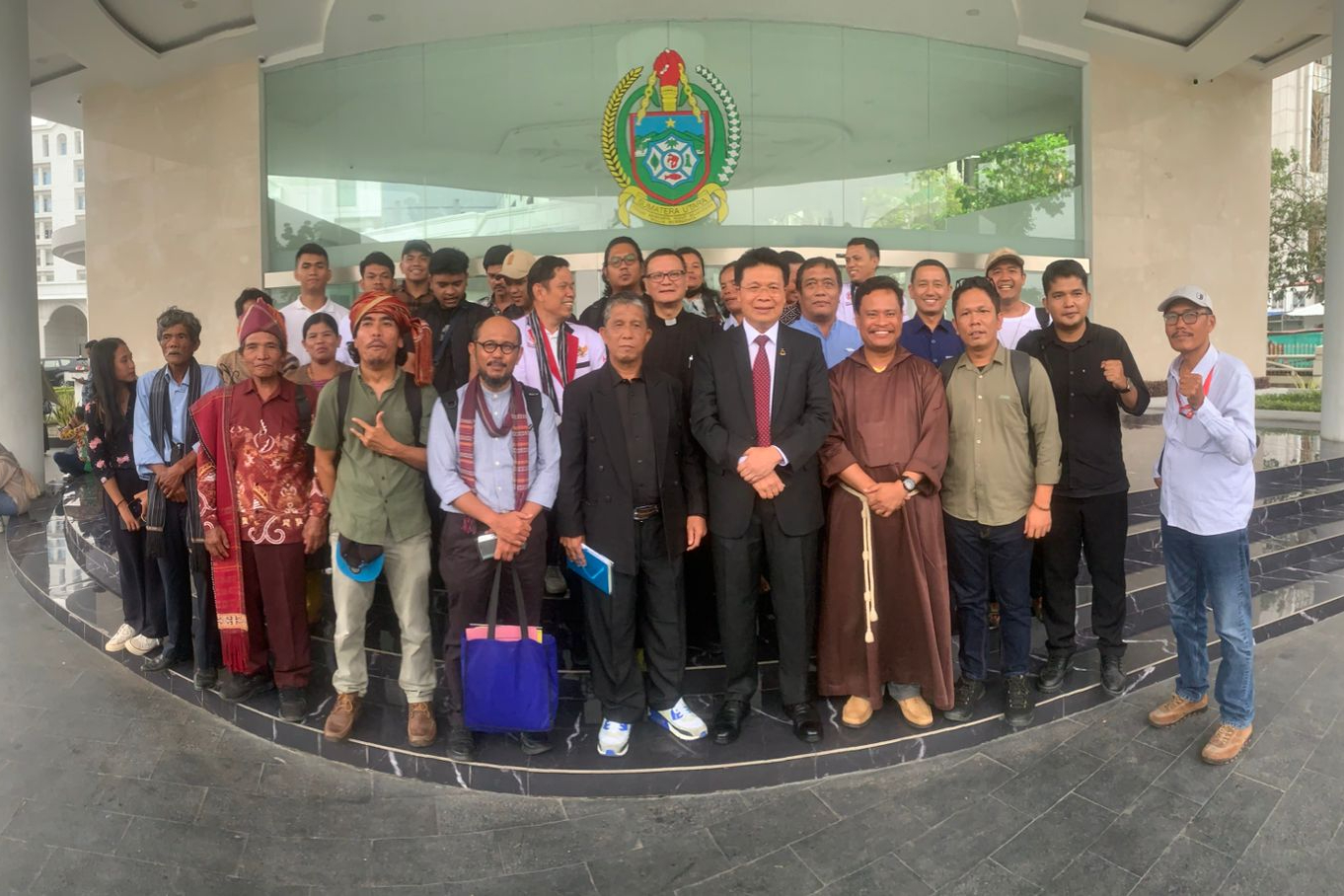 Gubernur Sumut Bobby Nasution menggelar pertemuan dengan Sekber Gokesu terkait rencana penutupan PT Toba Pulp Lestari