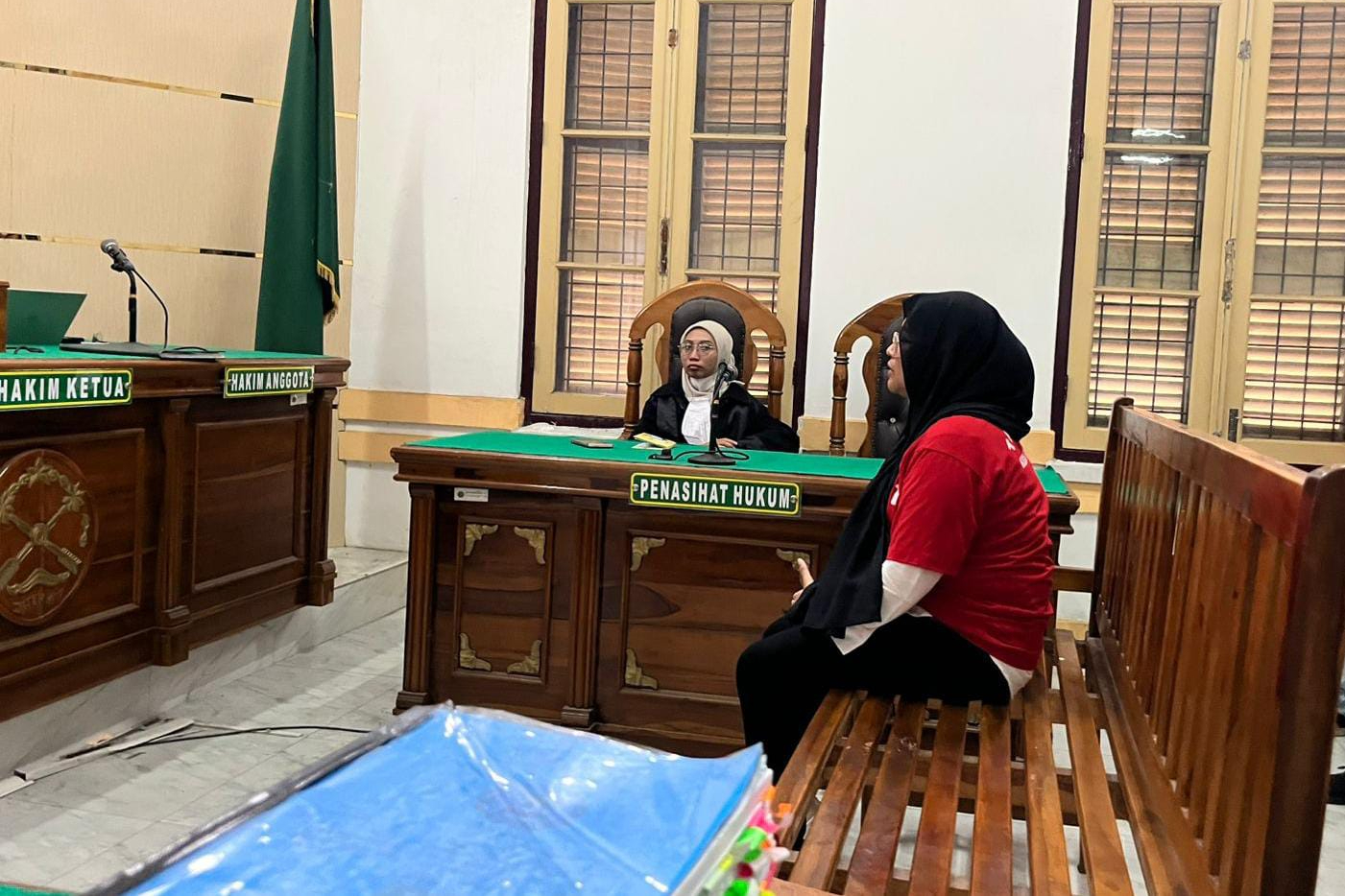 Majelis hakim PN Medan menyidangkan kasus penggelapan dana Rp 3 miliar oleh manajer keuangan Clinic Lulu