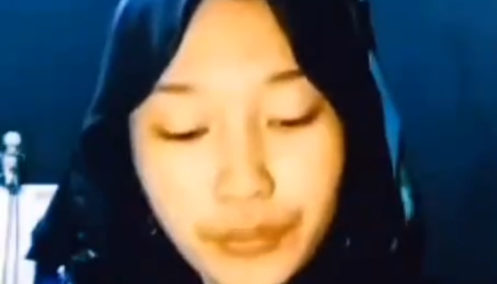 Ini Wajah Wanita yang Meludahi Al-Qur’an Jadi Sorotan: Video Viral Perempuan Berhijab Hitam Picu Kecaman Publik