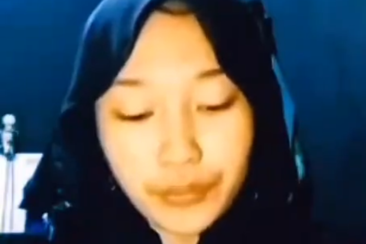 Wanita yang Meludahi Al-Qur'an