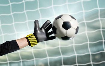 Ronny Pasla kiper timnas Indonesia penepis penalti Pele