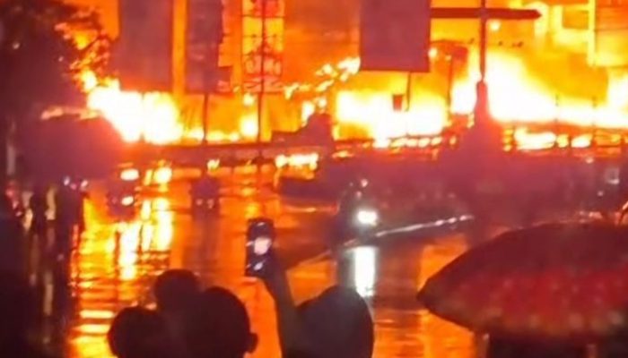 Truk Tangki BBM Terguling Picu Kebakaran Besar di Cianjur, Ruko dan Pos Polisi Ikut Hangus