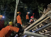 Petugas Tim SAR gabungan melakukan pencarian warga hilang di lokasi longsor Majenang dengan medan curam dan material tanah tebal.
