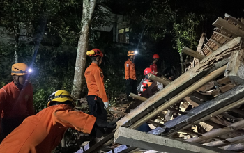 Petugas Tim SAR gabungan melakukan pencarian warga hilang di lokasi longsor Majenang dengan medan curam dan material tanah tebal.