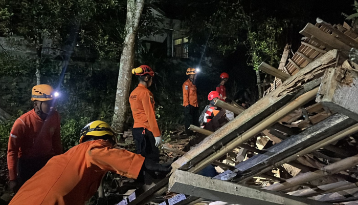 Tangis Pecah di Majenang: Hujan Deras Picu Longsor Besar, 21 Orang Belum Ditemukan