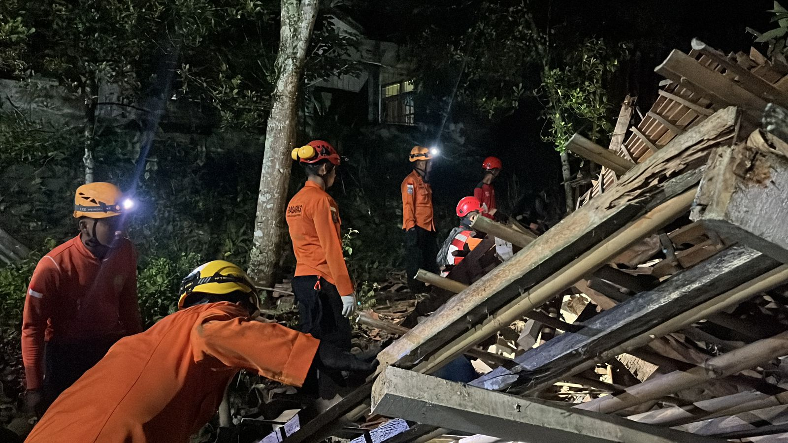 Petugas Tim SAR gabungan melakukan pencarian warga hilang di lokasi longsor Majenang dengan medan curam dan material tanah tebal.