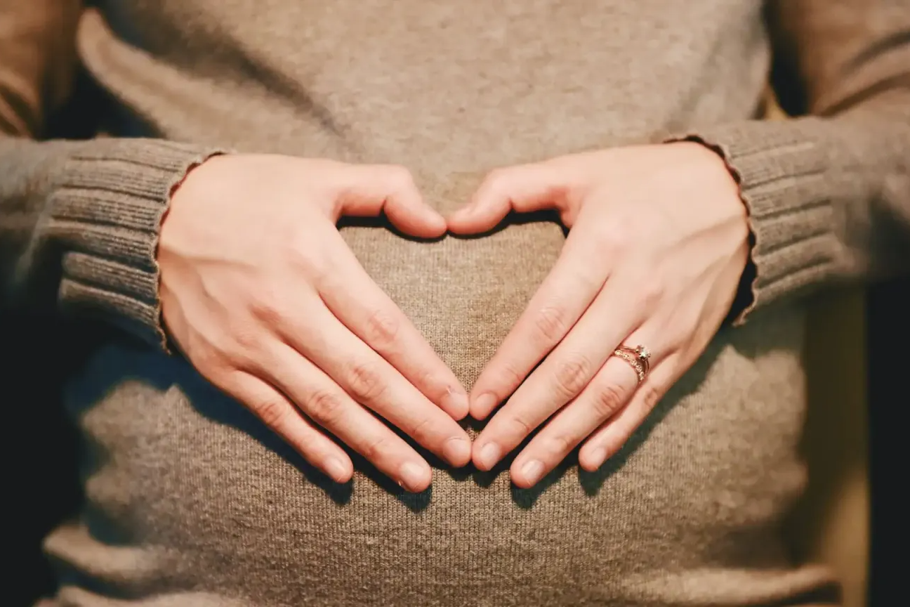 ibu hamil muda menghindari makanan berbahaya