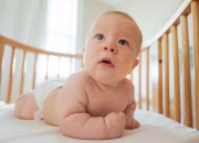 Bayi Jatuh dari Tempat Tidur? Ini Langkah Pertama yang Wajib Dilakukan Orang Tua