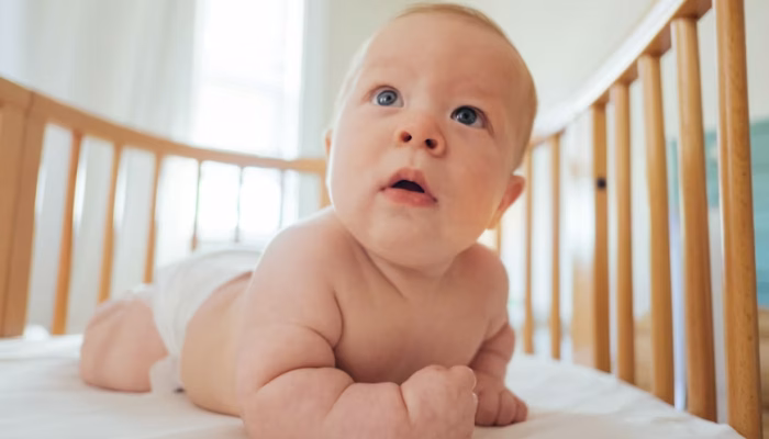 Bayi Jatuh dari Tempat Tidur? Ini Langkah Pertama yang Wajib Dilakukan Orang Tua