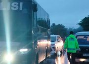 Jalan Nasional Padang–Pasaman Barat Terendam Banjir, Ratusan Kendaraan Terjebak Macet