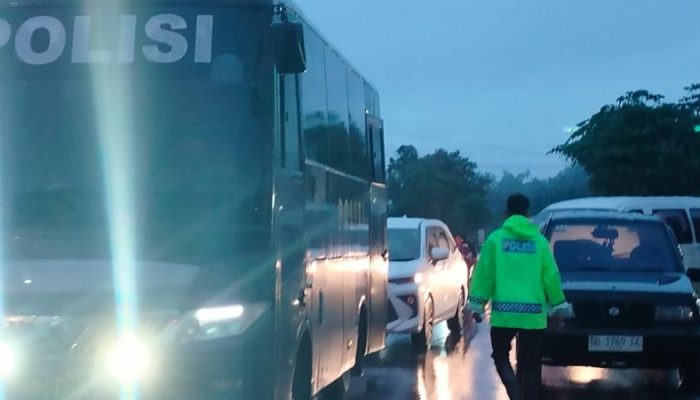 Jalan Nasional Padang–Pasaman Barat Terendam Banjir, Ratusan Kendaraan Terjebak Macet