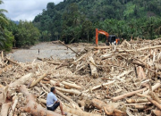 Empat Kali Terjatuh, Namun Tak Menyerah: Perjalanan Berbahaya Aswin Evakuasi Keluarganya Lewat Jalan Berlumpur