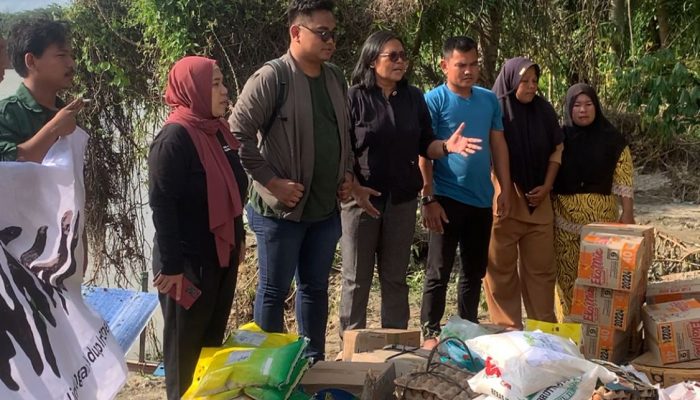 WALHI Sumut Salurkan Bantuan ke Dua Desa Terisolasi di Langkat, Akses Darat Lumpuh Total