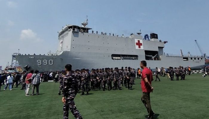 TNI AL Kerahkan Lima KRI, Termasuk Kapal Rumah Sakit, untuk Misi Kemanusiaan di Sumatera