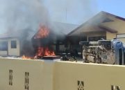 polsek muara batang gadis dibakar