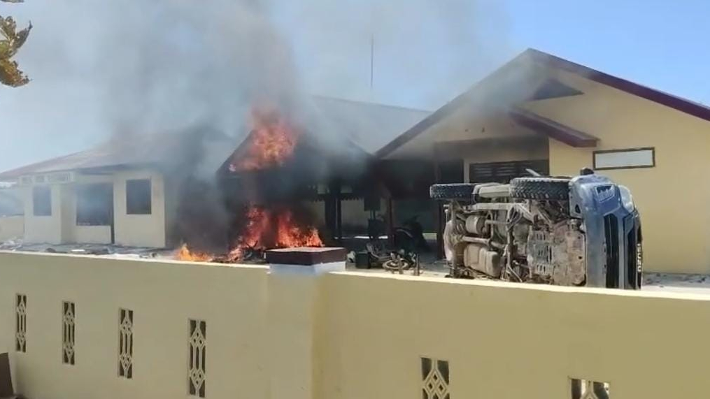 polsek muara batang gadis dibakar