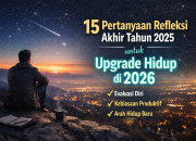 Refleksi akhir tahun 2025, seseorang duduk di tebing saat matahari terbenam sambil menulis jurnal evaluasi hidup untuk upgrade diri menyambut 2026.