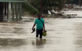 Warga di Tapanuli Selatan mencemaskan keluarganya di masa depan usai rumahnya kini menjadi aliran sungai baru pascabanjir.