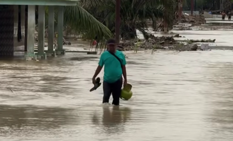 Warga di Tapanuli Selatan mencemaskan keluarganya di masa depan usai rumahnya kini menjadi aliran sungai baru pascabanjir.