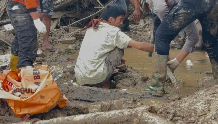 Erik dan Mukena Ibunya: Kisah Paling Menggetarkan dari Tragedi Galodo Palembayan