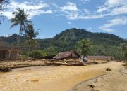 Listrik Belum Pulih, Warga Serbu GOR Pandan untuk Isi Daya di Tengah Banjir Tapanuli Tengah