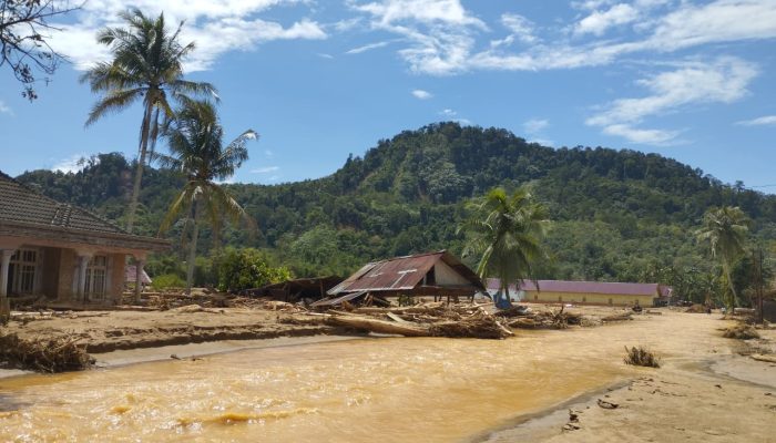 Listrik Belum Pulih, Warga Serbu GOR Pandan untuk Isi Daya di Tengah Banjir Tapanuli Tengah