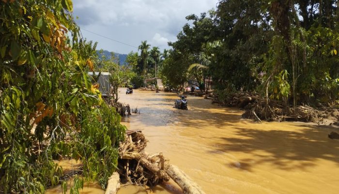 Warga Sibolga Terisolir 4 Hari, Jalan Kaki Puluhan Kilometer Cari Bantuan Usai Banjir Bandang