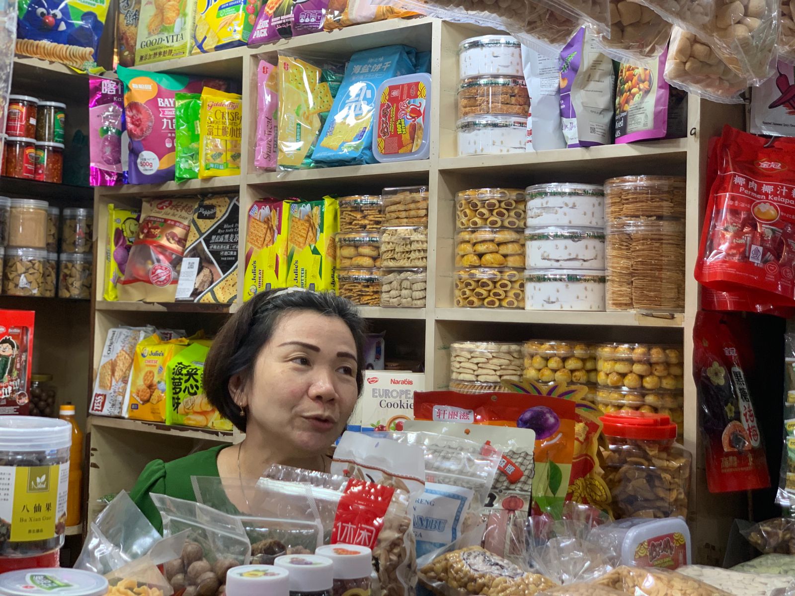 Pedagang kue dan bolu di Pasar Rame Medan menunggu pembeli menjelang Natal dan Tahun Baru 2026.