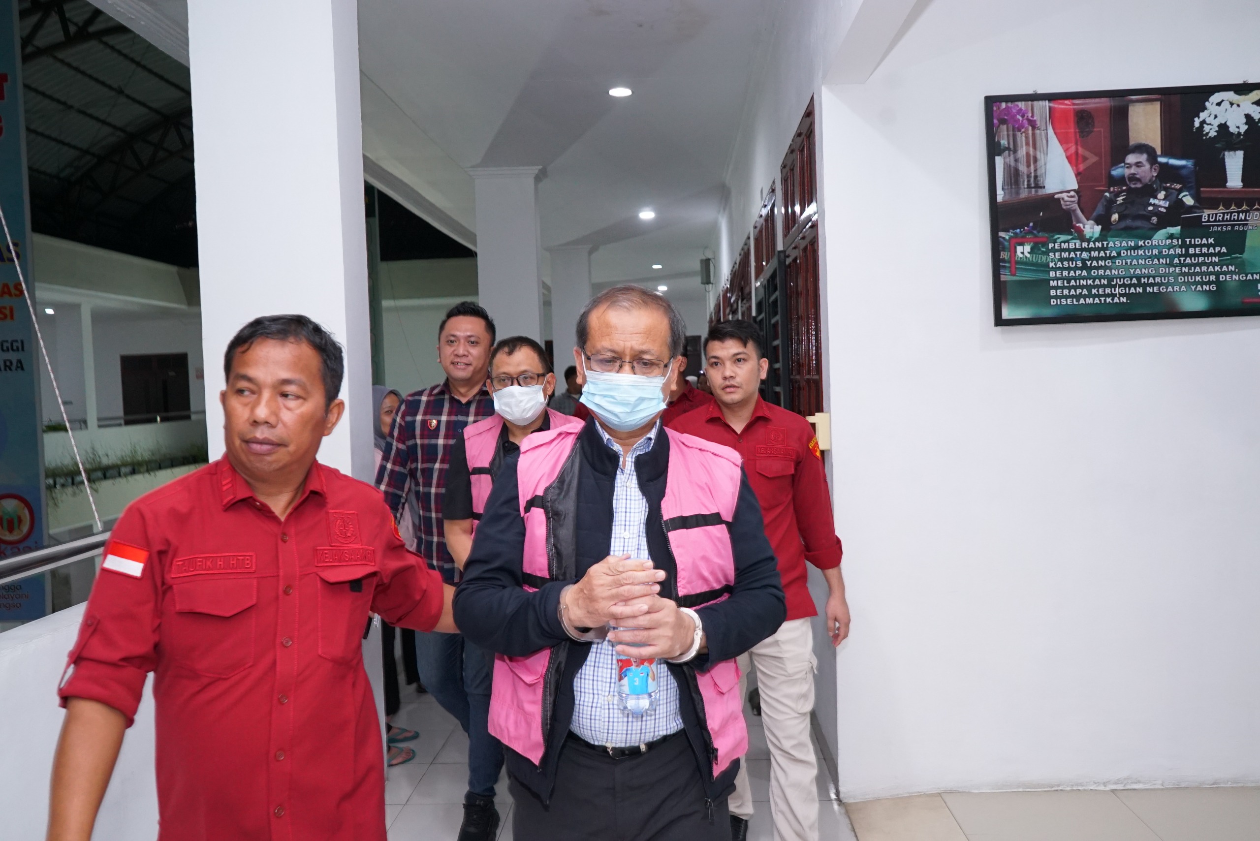 Kejati Sumut menahan dua mantan pejabat PT Inalum dalam kasus dugaan korupsi penjualan aluminium alloy